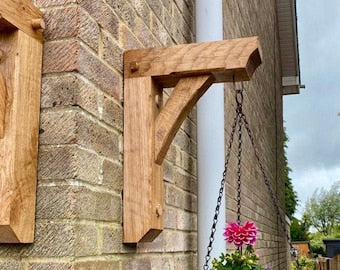 Elevate your outdoor space with our Gallow solid oak hanging basket bracket, adding rustic charm and durability to your garden decor. Handcrafted in the UK